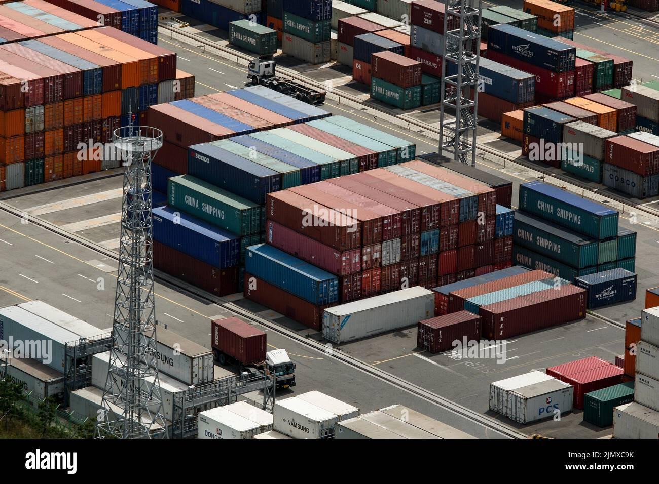 21. Juli 2010-Busan, Südkorea-Gesamtansicht des Containerhafens am Handelshafen Sinseondae in Busan, Südkorea. Stockfoto 21. Juli 2010-Busan, Südkorea-Gesamtansicht des Containerhafens am Handelshafen Sinseondae in Busan, Südkorea. Stockfoto