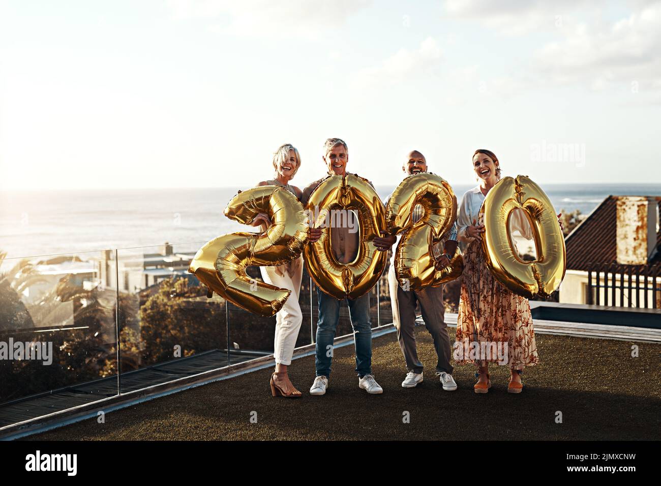 Waren so bereit für das neue Jahr. In voller Länge Porträt einer liebevollen Familie hält Ballon Zahlen Lesung 2020 während der Feier eines neuen Jahres Stockfoto