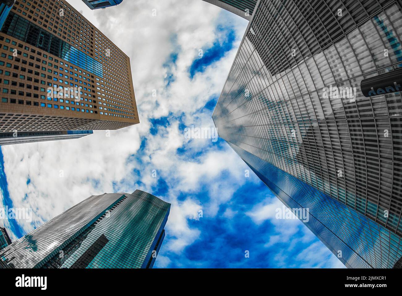Minato-ku, Tokyo Shiodome Bürogebäude und blauer Himmel Stockfoto