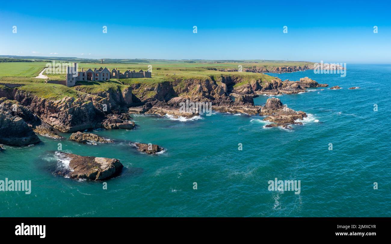 Panorama-Drohnenansicht von Slains Castle und der wilden Küste von Aberdeenshire Stockfoto
