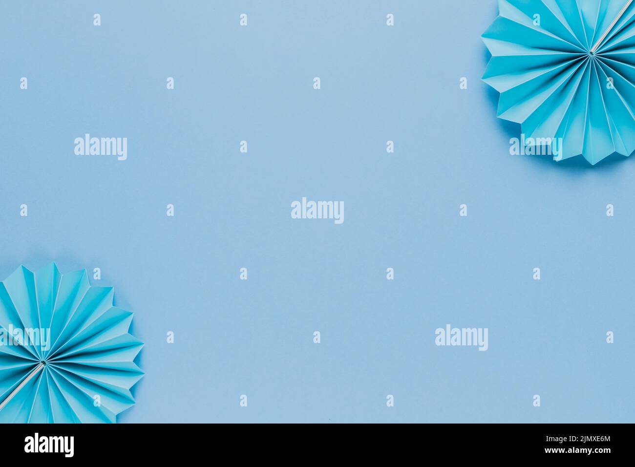 Blau Origami Papier Fächer Ecke blau Hintergrund Stockfoto