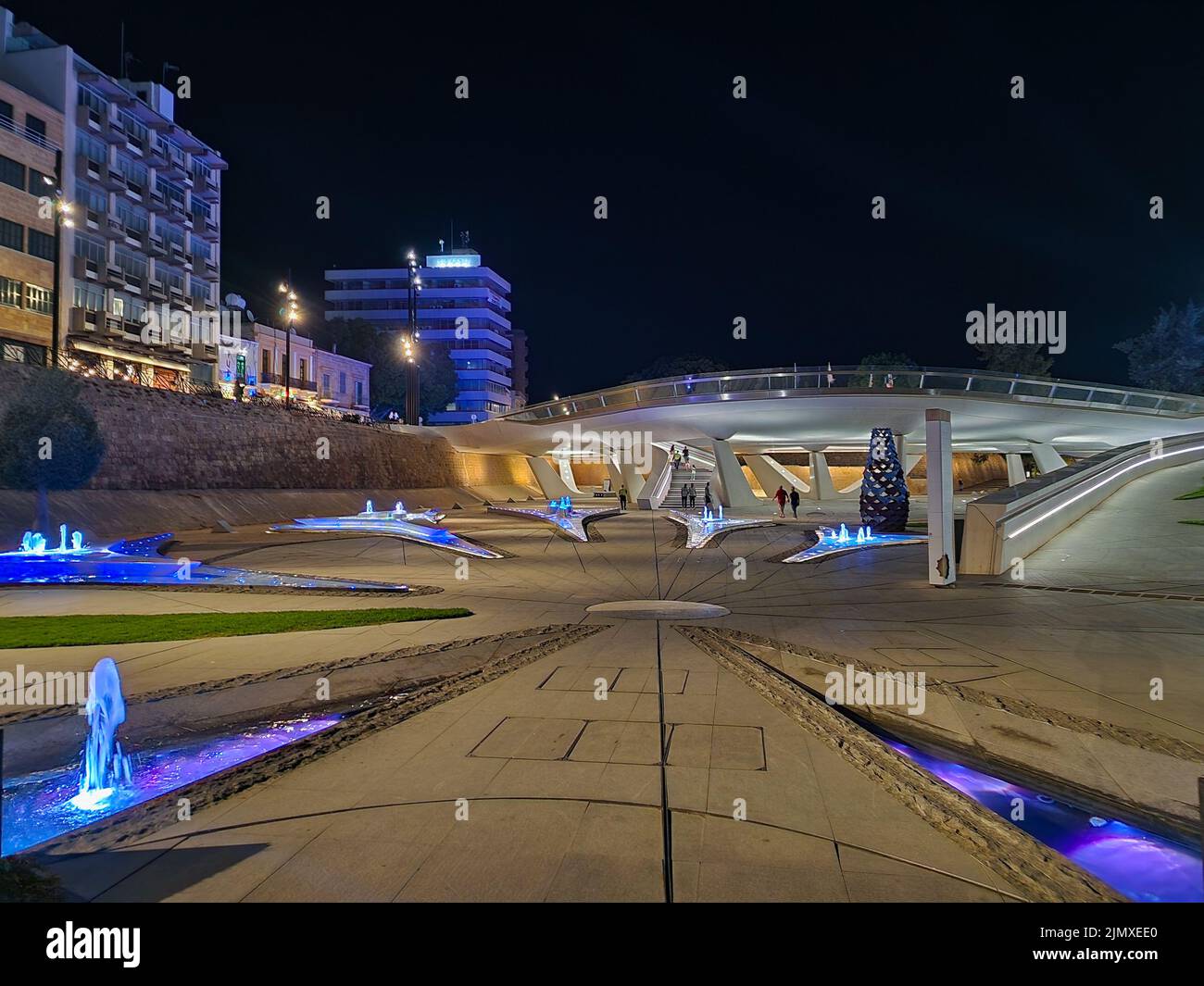 Eleftheria Square, Nicosia, Zypern mit moderner futuristischer Architektur bei Nacht Stockfoto