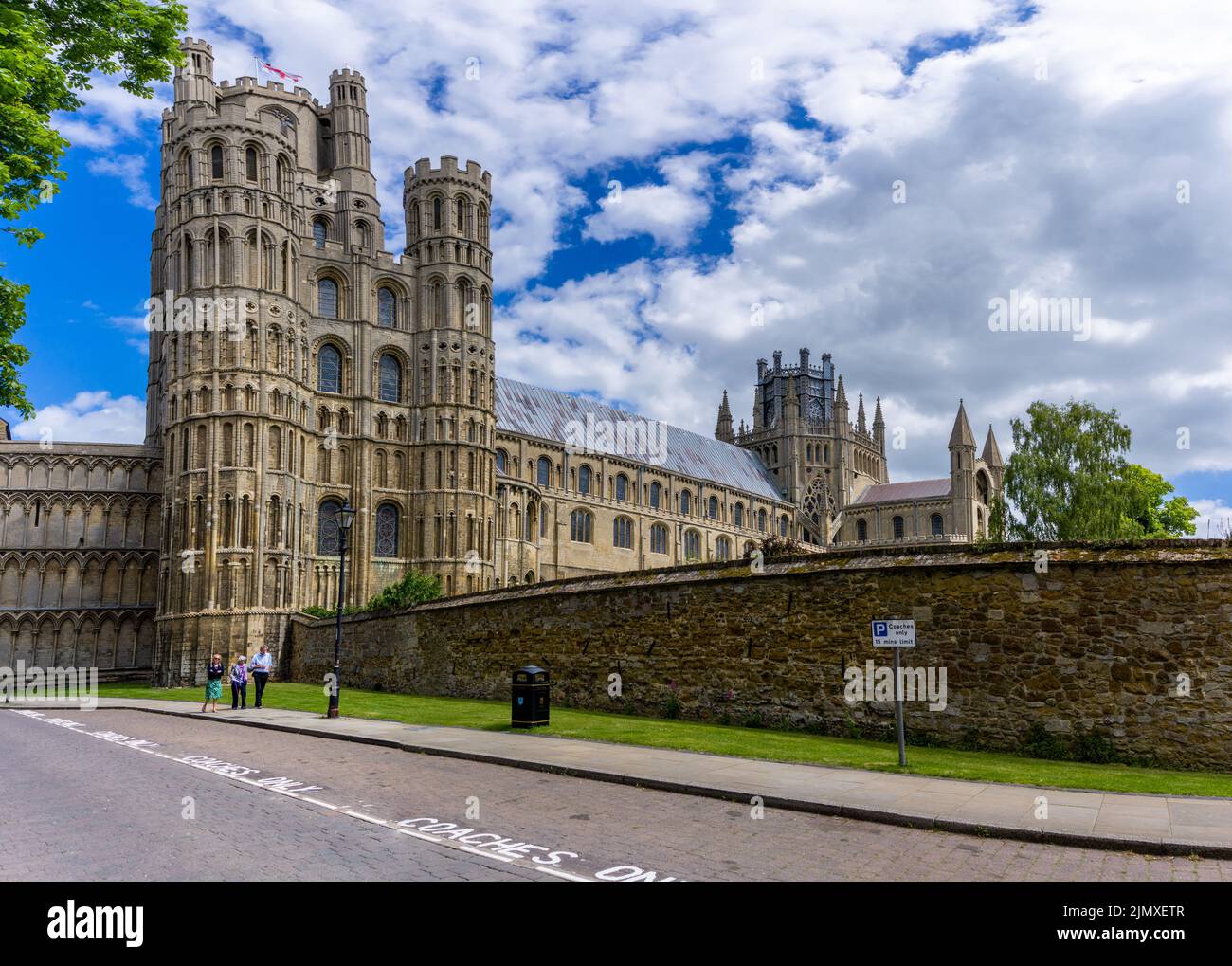 Ältere Bürger verlassen die Ely Cathedral nach einem Gottesdienst am Trinity-Sonntag Stockfoto