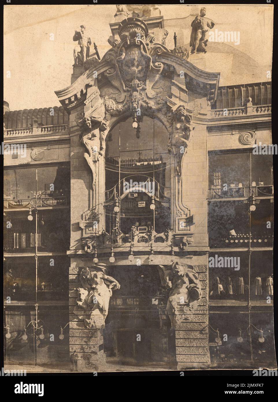 Sehring Bernhard (1855-1941), Kaufhaus Oskar Tietz, Berlin (1913): Blick auf die Fassade des Kaufhauses an der Leipziger Straße. Foto auf Karton, 63,9 x 47,3 cm (inklusive Scan-Kanten) Sehring Bernhard (1855-1941): Warenhaus Oskar Tietz, Berlin Stockfoto