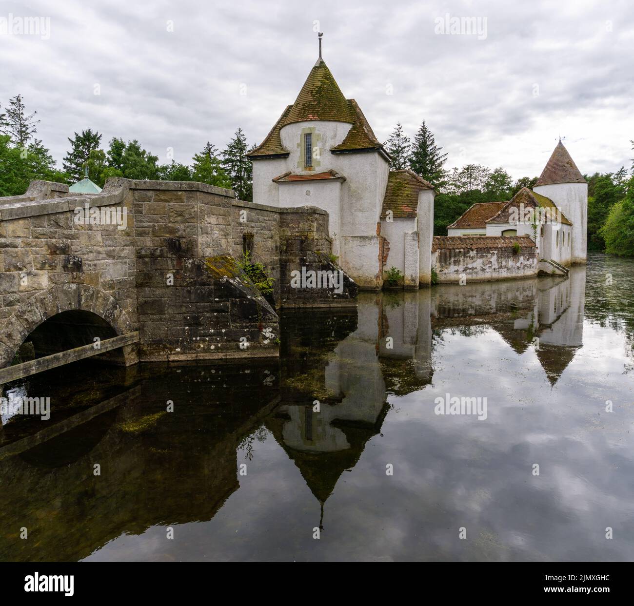 Blick auf das niederländische Dorf und den See im Craigtoun Country Park Stockfoto