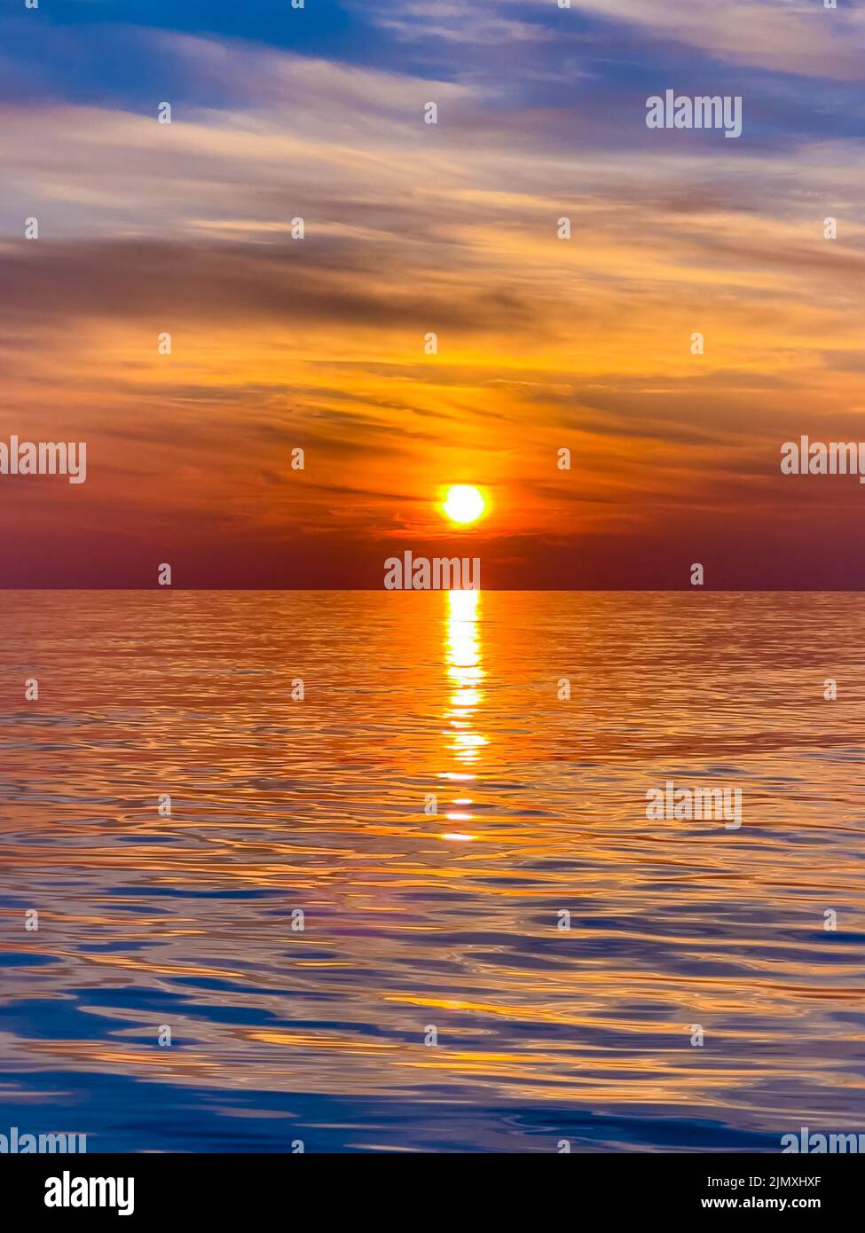 Sommer Meer Design Vorlage. Wunderschöner Sonnenuntergang am tropischen Strand und Sonnenlicht am Horizont Stockfoto