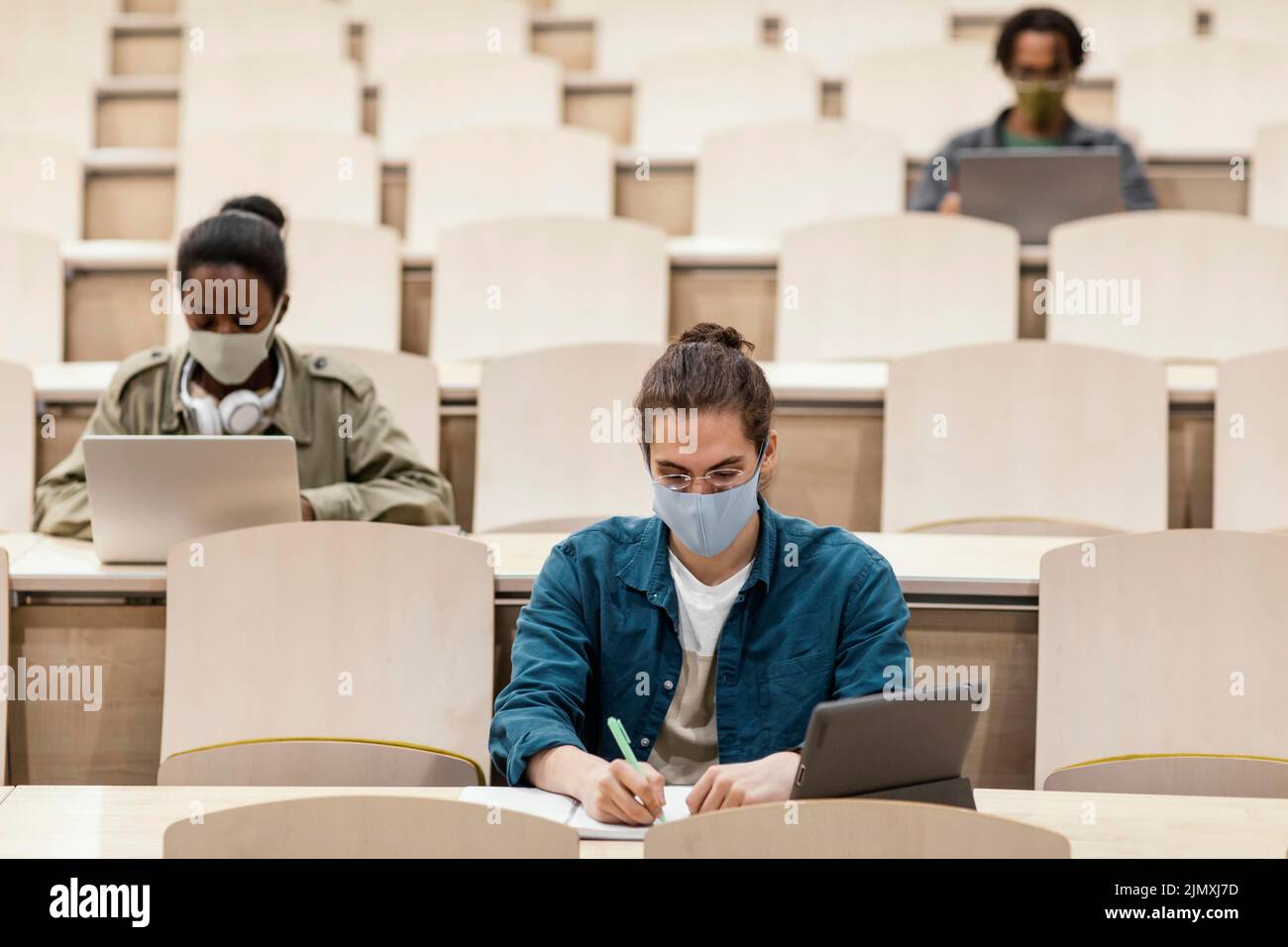 Junge Studenten, die den Unterricht besuchen Stockfoto