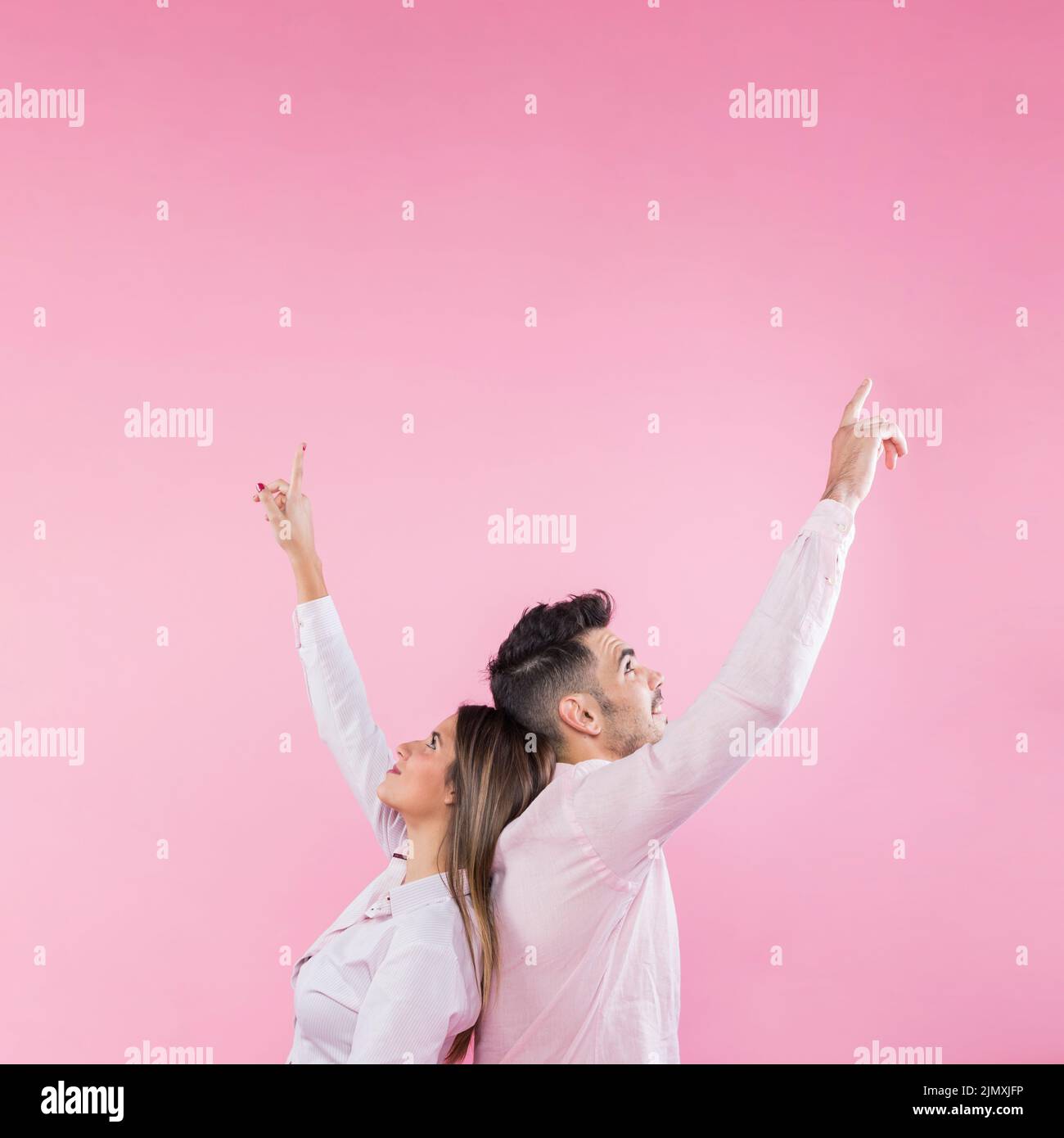 Junges Paar zeigt die Finger nach oben Stockfoto