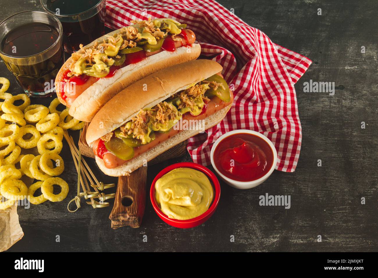 Holzoberfläche mit köstlichem Fast Food-Menü Stockfoto