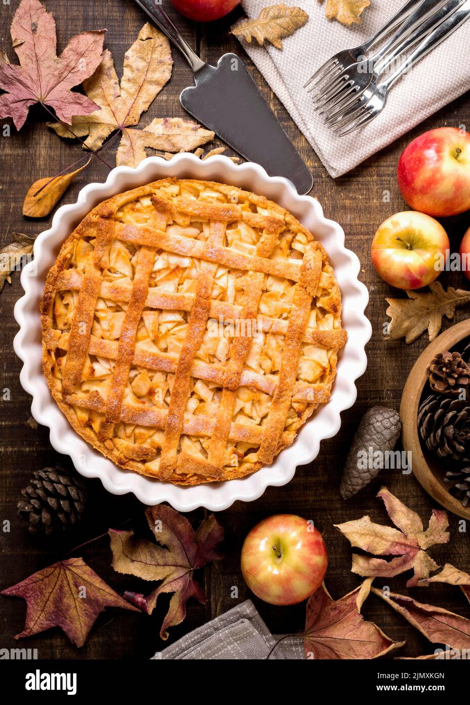 Draufsicht Thanksgiving Apfelkuchen mit Herbstblättern Pinienzapfen Stockfoto