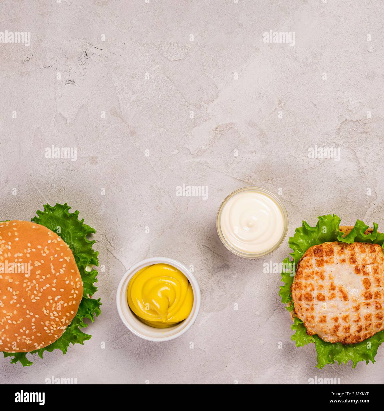 Burger von oben mit Mayo-Senf-Dip Stockfoto