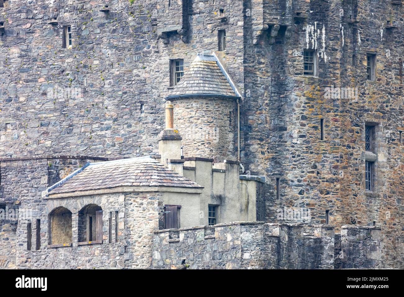 Eilean Donan Castle, Sommer 2022, eine der berühmtesten Sehenswürdigkeiten Schottlands, mittelalterliche Burg aus dem 13.. Jahrhundert, die Touristen weltweit anzieht, Donan, Großbritannien Stockfoto