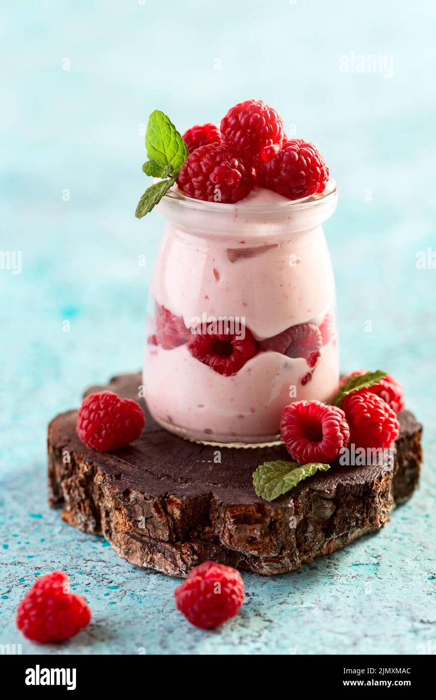 Beerenjoghurt mit frischen Himbeeren und Minze. Stockfoto