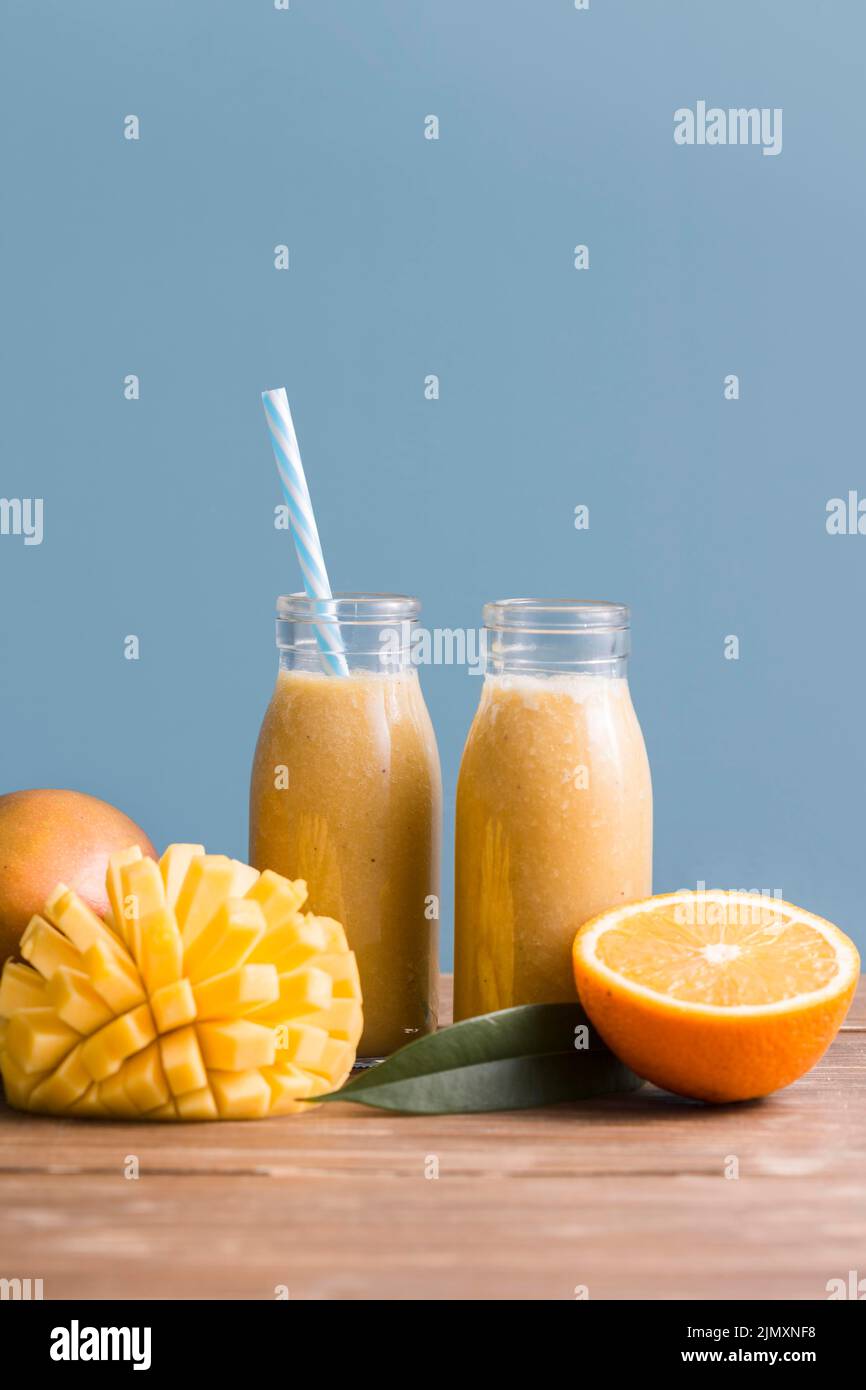 Vorderansicht Smoothie Flaschen mit Mangoorange Stockfoto