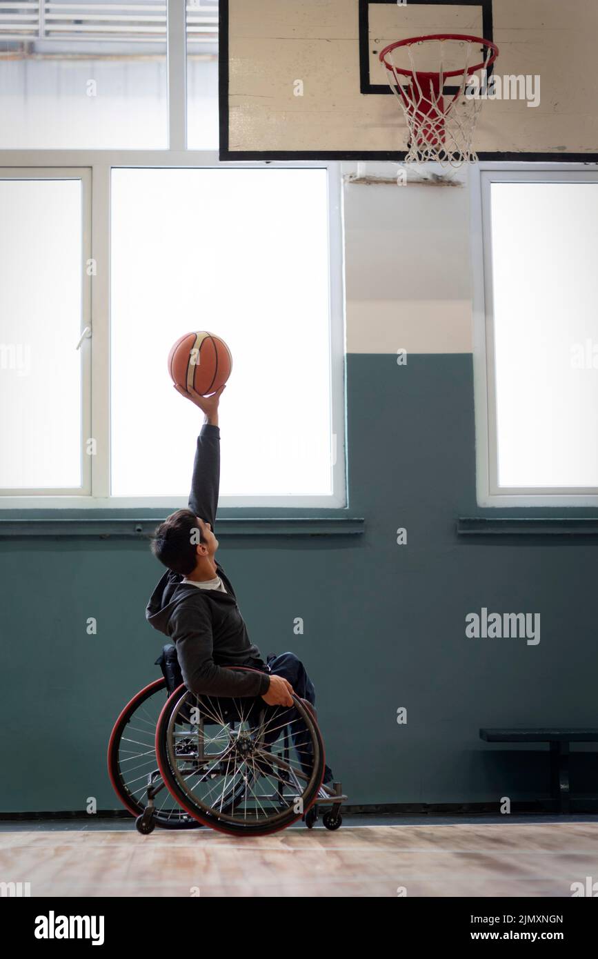 Vollschuss Mann hält Basketball Stockfoto
