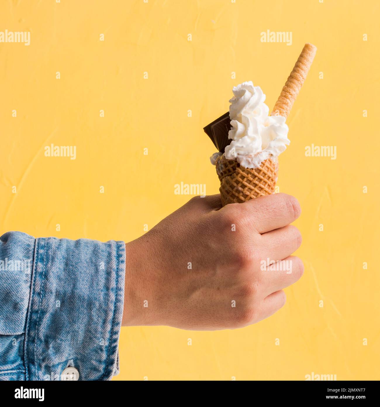 Frisches Eis mit Hand aus Schokoladenkonus Stockfoto