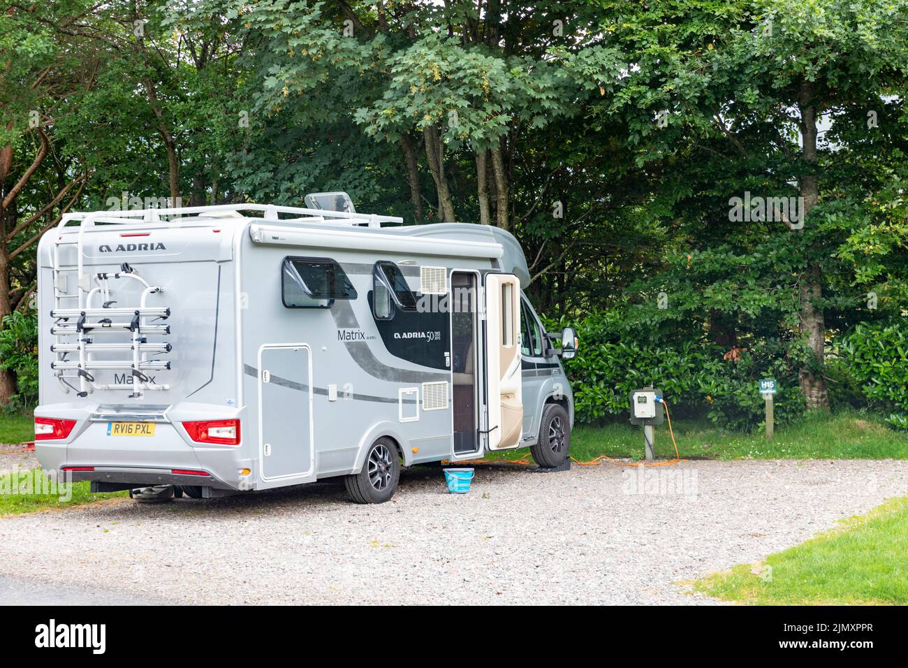 Adria Matrix Wohnmobil auf einem bewirtschafteten Stellplatz mit Stromanschluss im Glen Nevis Wohnmobil- und Caravanpark, Schottland, Großbritannien, Sommer 2022 Stockfoto