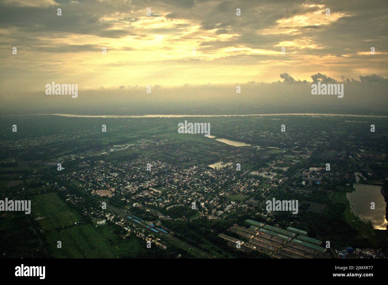 Luftlandschaft eines Teils der Stadt Kalkutta und des Hooghly-Flusses in Westbengalen, Indien. Stockfoto