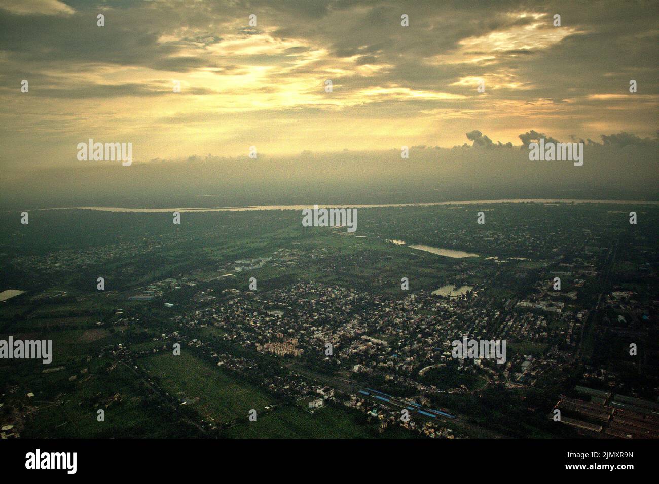 Luftlandschaft eines Teils der Stadt Kalkutta und des Hooghly-Flusses in Westbengalen, Indien. Stockfoto