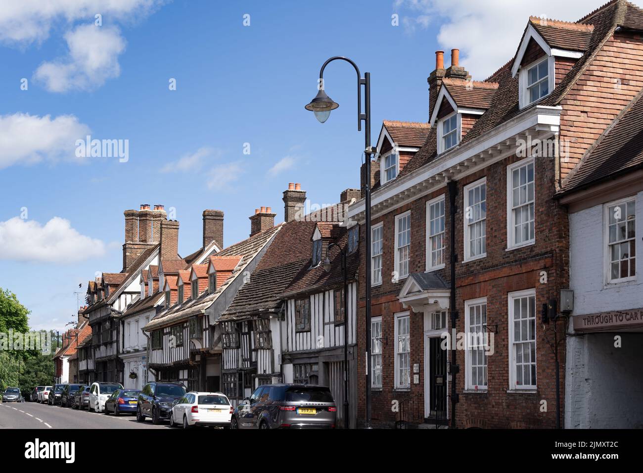 EAST GRINSTEAD, WEST SUSSEX, Großbritannien - JULI 1 : Blick auf die High Street in East Grinstead am 1. Juli 2022 Stockfoto