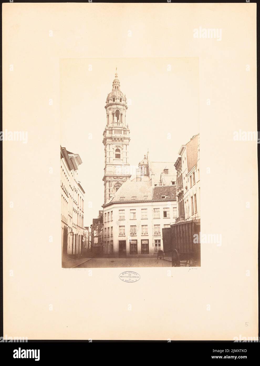 N.N., Turm der Jesuitenkirche (Karl-Borromäus-Kirche), Antwerpen (ohne Datum): Blick auf den Turm von Süden. Foto auf Papier, 63,9 x 48,7 cm (einschließlich Scankanten) Stockfoto