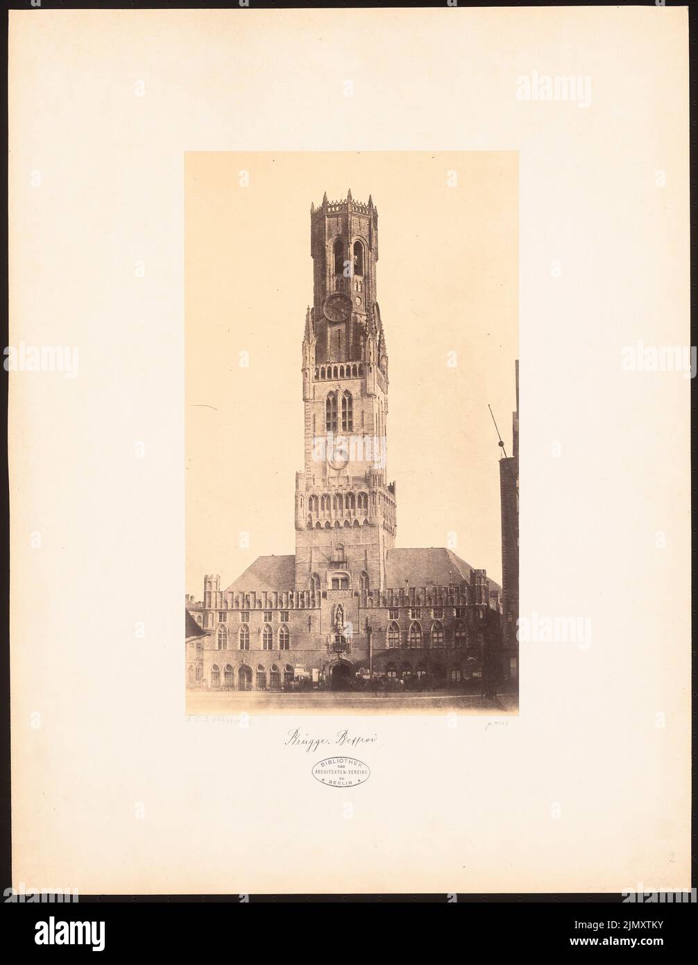 N.N., Rathaus, Brügge (ohne Datum): Blick vom Marktplatz auf das Rathaus. Foto auf Papier, 61,9 x 47,9 cm (einschließlich Scankanten) Stockfoto