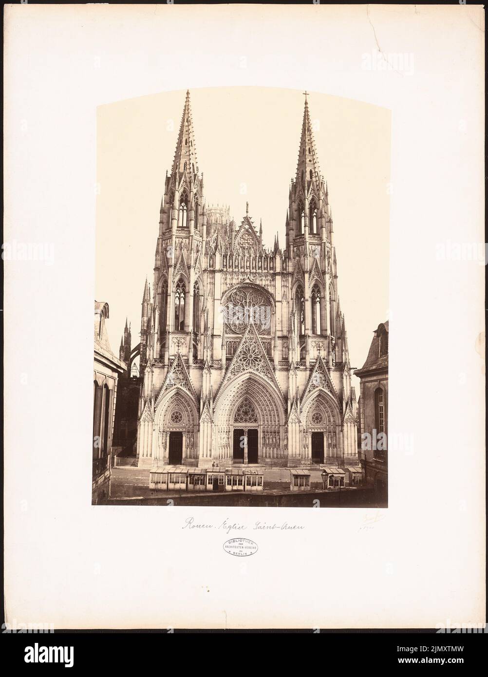 N.N., St. Ouen, Rouen (ohne dat.): Blick auf das Westportal der St. Ouen Kirche. Foto auf Papier, 72,3 x 55,8 cm (einschließlich Scankanten) Stockfoto
