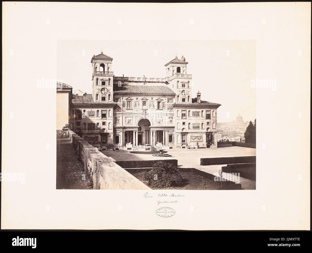 N.N., Villa Medici, Rom (ohne DAT.): Blick auf die Villa Medici von der Gartenseite aus gesehen mit Rom im Hintergrund. Foto auf Papier, 47,9 x 64,3 cm (einschließlich Scankanten) Stockfoto