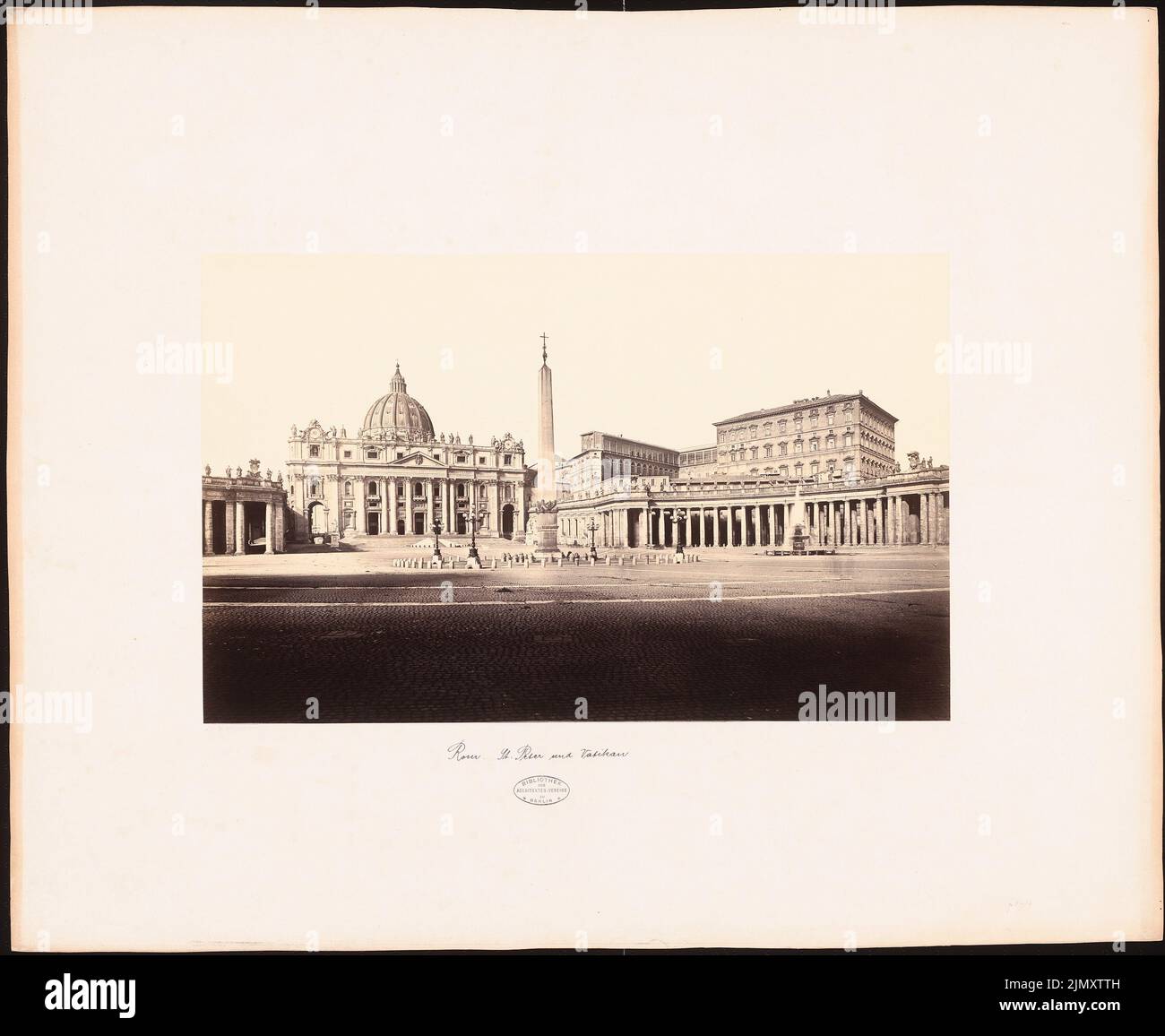 N.N., Petersdom und Papstpalast, Rom (ohne DAT.): Blick auf die Petersdom und den Papstpalast vor dem Petersplatz. Foto auf Papier, 68 x 82,9 cm (einschließlich Scankanten) Stockfoto