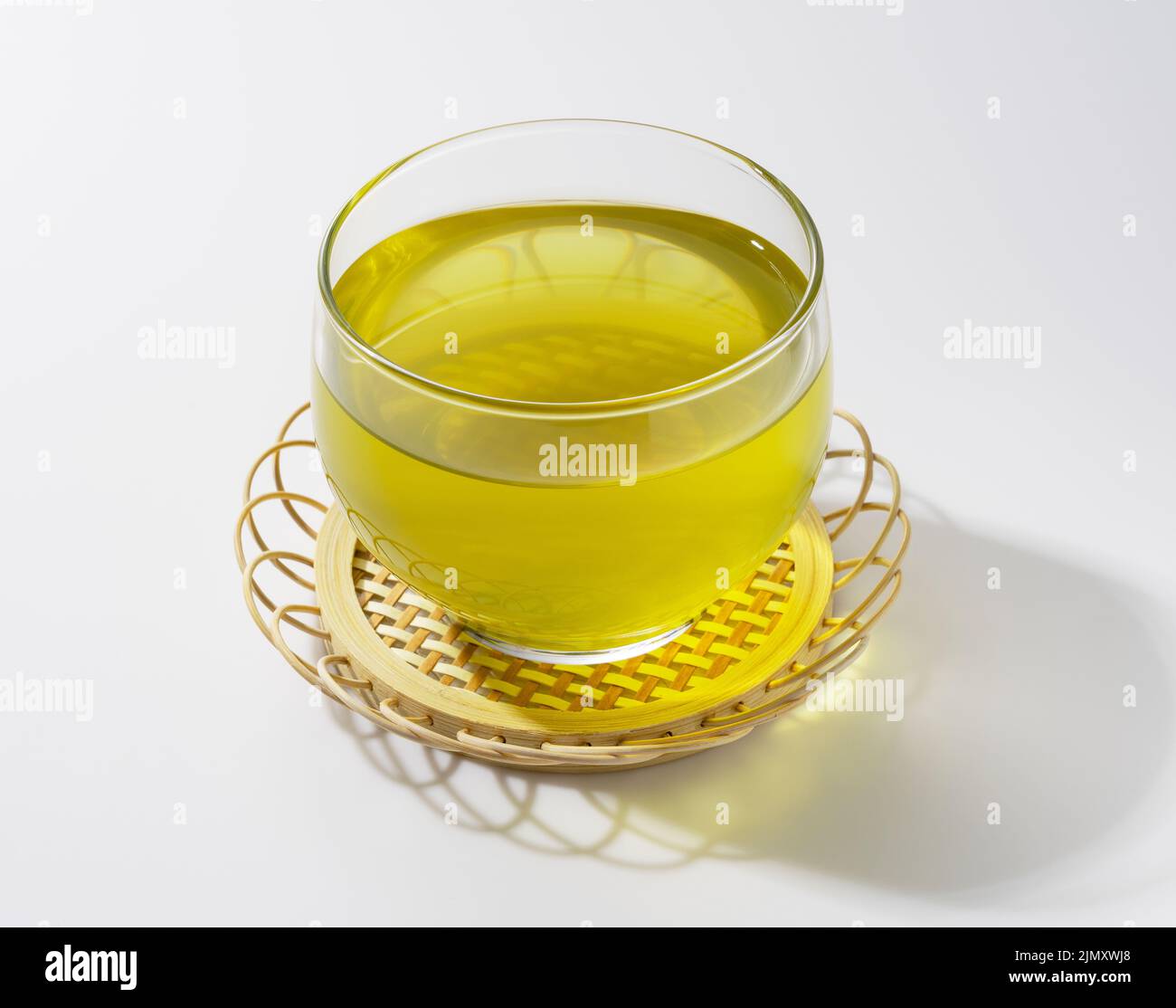 Kalter japanischer grüner Tee vor weißem Hintergrund Stockfotografie - Alamy