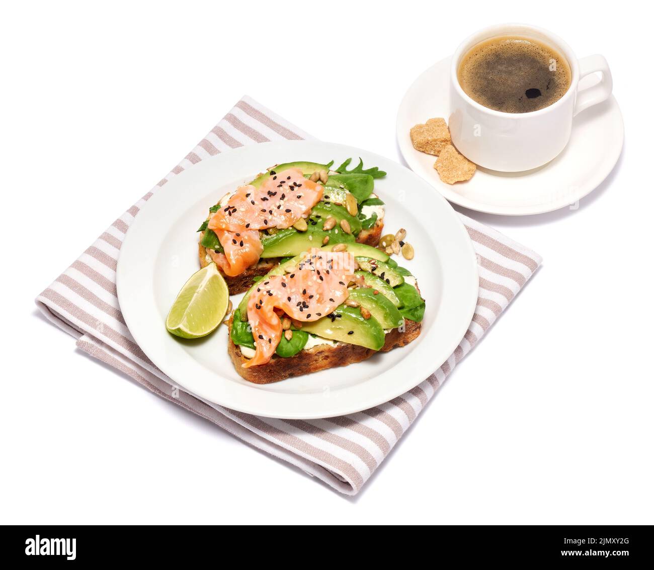 Frisch zubereitete Avocado-, Lachs- und Frischkäse-Toasts isoliert auf weißem Hintergrund Stockfoto