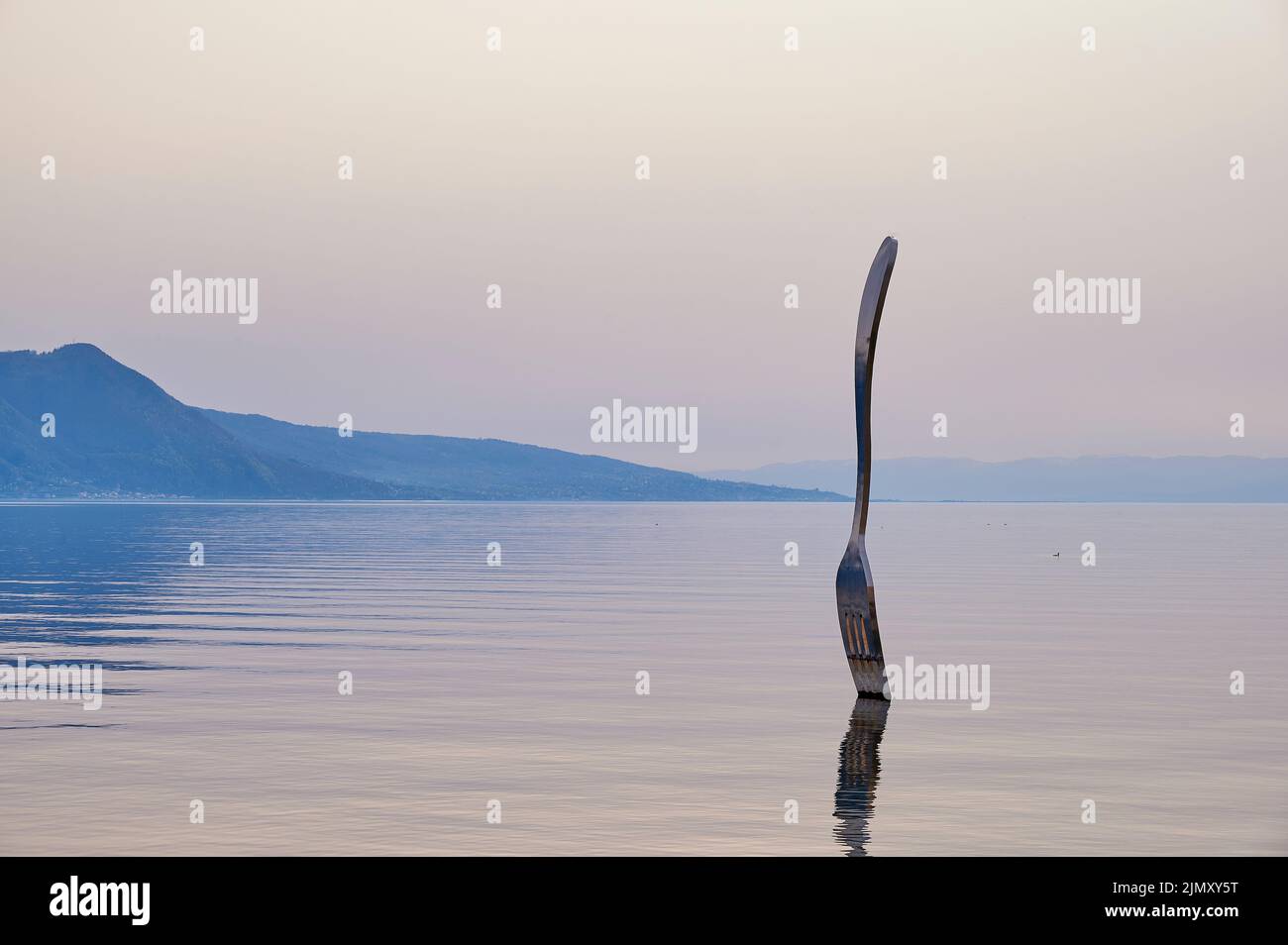 Vevey, Schweiz - 12. April 2022: Eine Landschaft der Gabel, eine Edelstahlgabel vor dem Alimentarium-Museum am Ufer des Genfer Sees ( Stockfoto