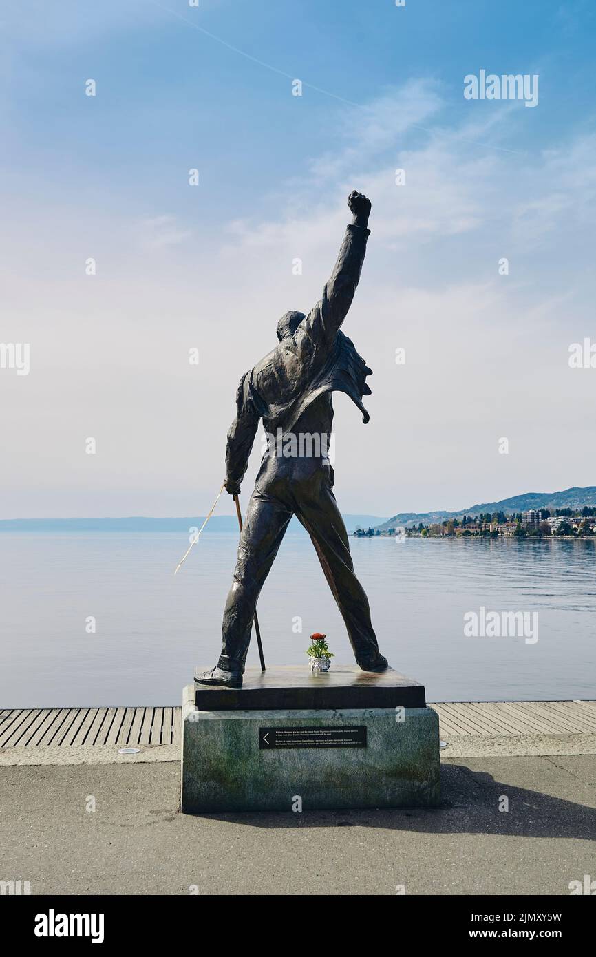 Montreux, Schweiz - 12. April 2022: Statue von Freddie Mercury, dem britischen Sänger der Rockband Queen, liegt am Ufer des Lake G Stockfoto