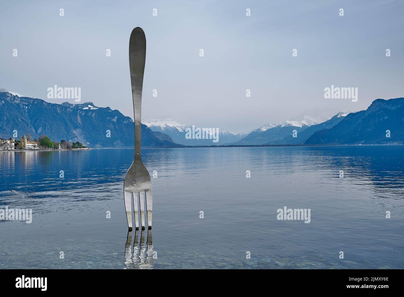 Vevey, Schweiz - 12. April 2022: Eine Landschaft der Gabel, eine Edelstahlgabel vor dem Alimentarium-Museum am Ufer des Genfer Sees ( Stockfoto