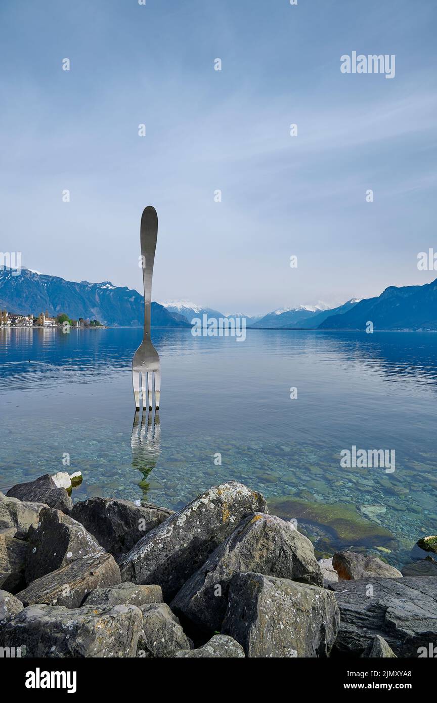Vevey, Schweiz - 12. April 2022: Eine Landschaft der Gabel, eine Edelstahlgabel vor dem Alimentarium-Museum am Ufer des Genfer Sees ( Stockfoto