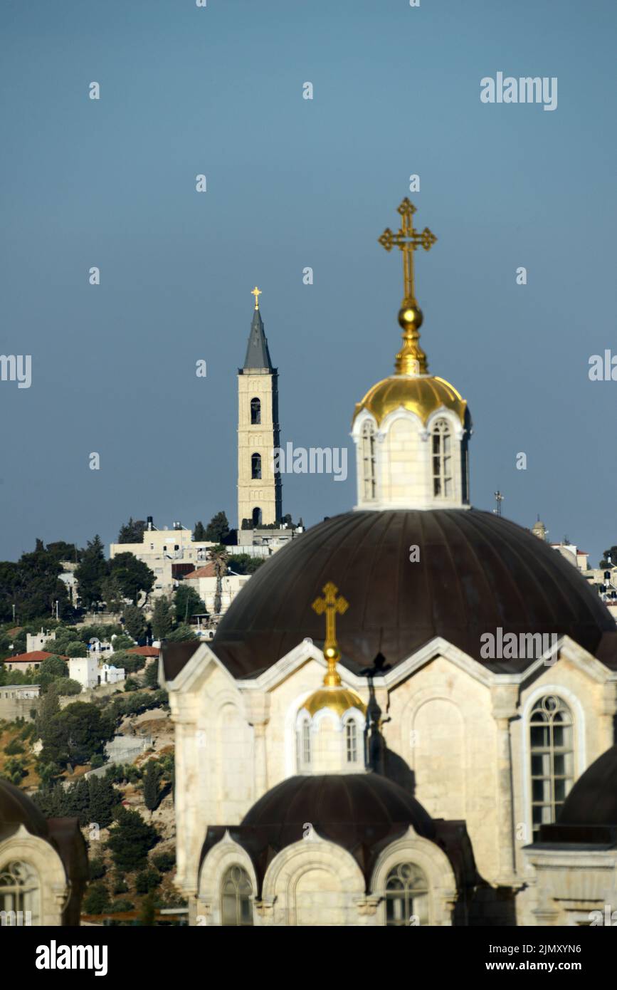 Blick auf die russisch-orthodoxe Kathedrale der Heiligen dreifaltigkeit im russischen Gelände in Westjerusalem und die Himmelfahrtskirche auf dem Ölberg Stockfoto