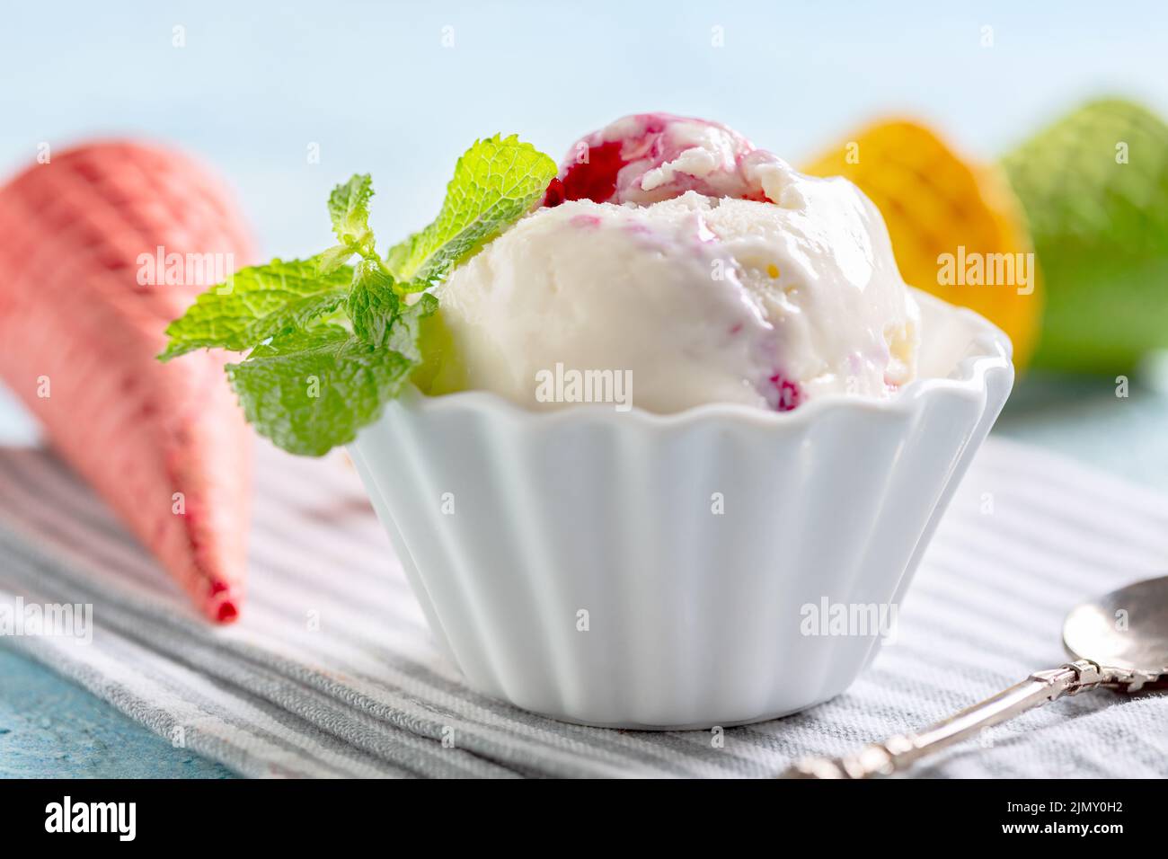 Eis vanille tasse -Fotos und -Bildmaterial in hoher Auflösung – Alamy