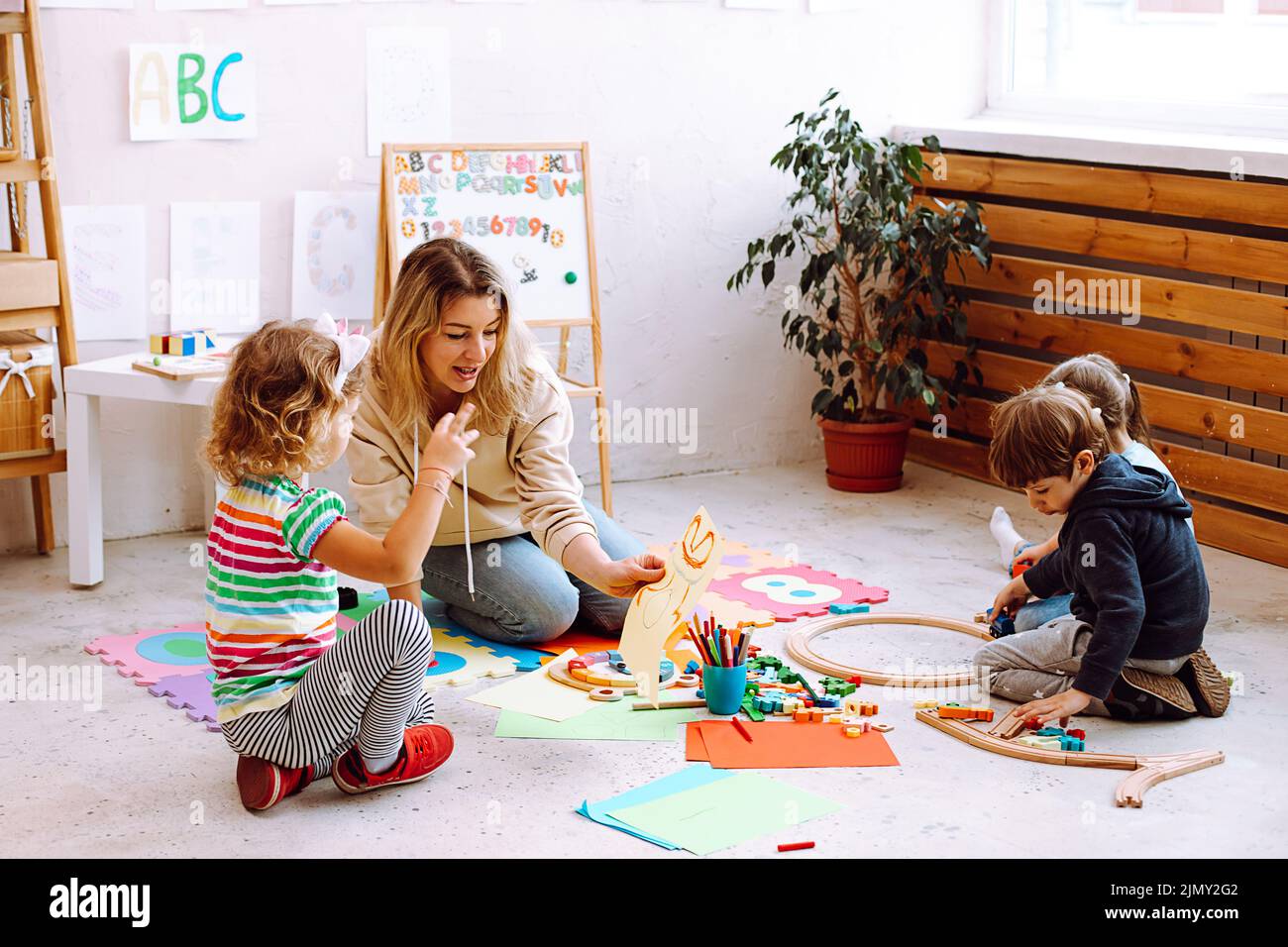 m-dchen-mit-erzieher-im-kindergarten-fotos-und-bildmaterial-in-hoher
