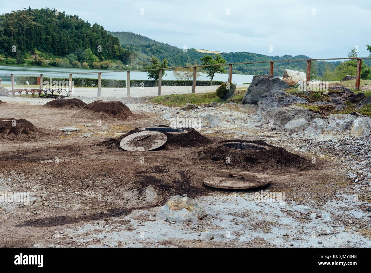 Vulkanöfen zur Herstellung von Cozido of Furnas am Furnas-See. Sao Miguel, Azoren. Lagoa das Furnas Hotsprings. Dampfentlüftung bei Lagoa das Furnas hotspri Stockfoto