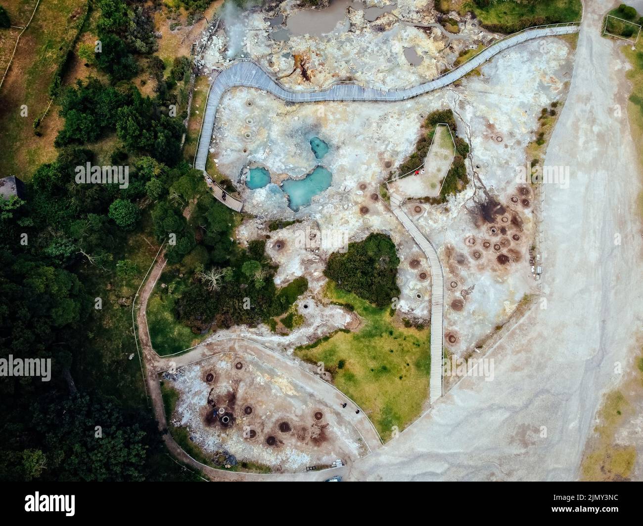 Luftdrohnenaufnahme von vulkanischen Öfen, um Cozido von Furnas am Furnas-See zu machen. Sao Miguel, Azoren. Lagoa das Furnas Hotsprings. Dampfentlüftung bei lag Stockfoto