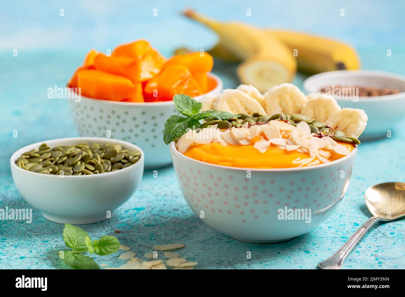 Kürbis-Bananen-Smoothie in einer Schüssel. Stockfoto