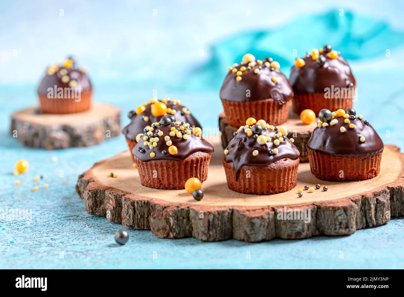 Schokoladen-Biskuit-Kuchen oder Muffins mit Schokoladeneier. Stockfoto