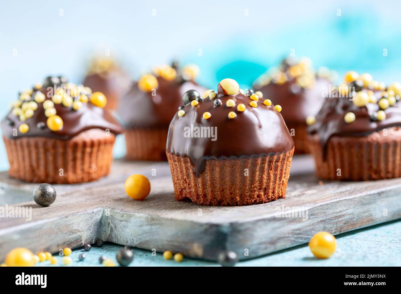 Schokoladen-Muffins mit Schokoladenglasur aus nächster Nähe. Stockfoto