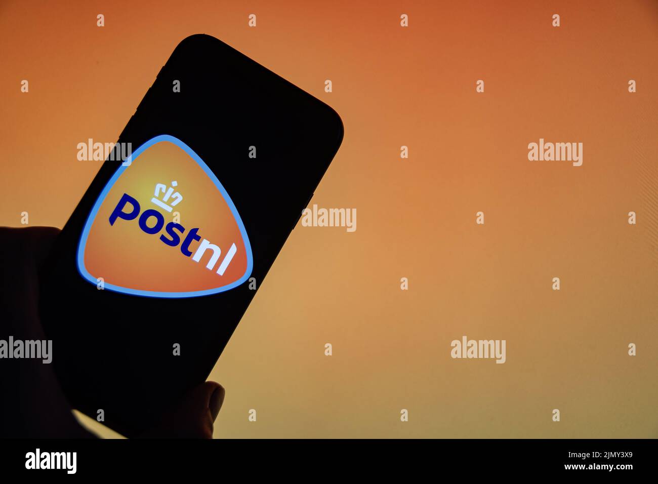 Rheinbach, Deutschland 8. August 2022, das Markenlogo der niederländischen Firma 'PostNL' auf dem Display eines Smartphones (Fokus auf das Markenlogo) Stockfoto