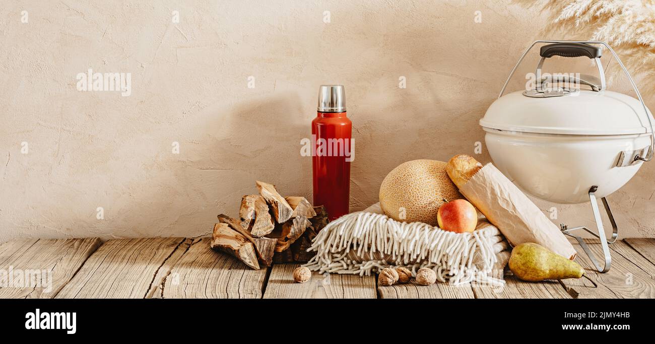 Vorbereitung auf ein Picknick im Herbst. Stockfoto