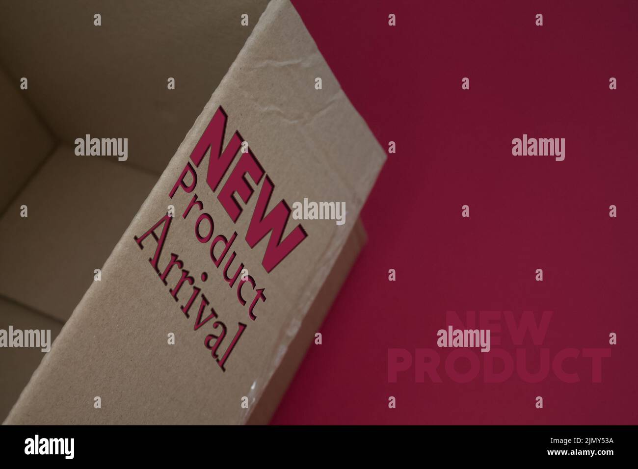 Neues Produkt Ankunft Wort mit Karton. Brauner Faltschachtel. Stockfoto