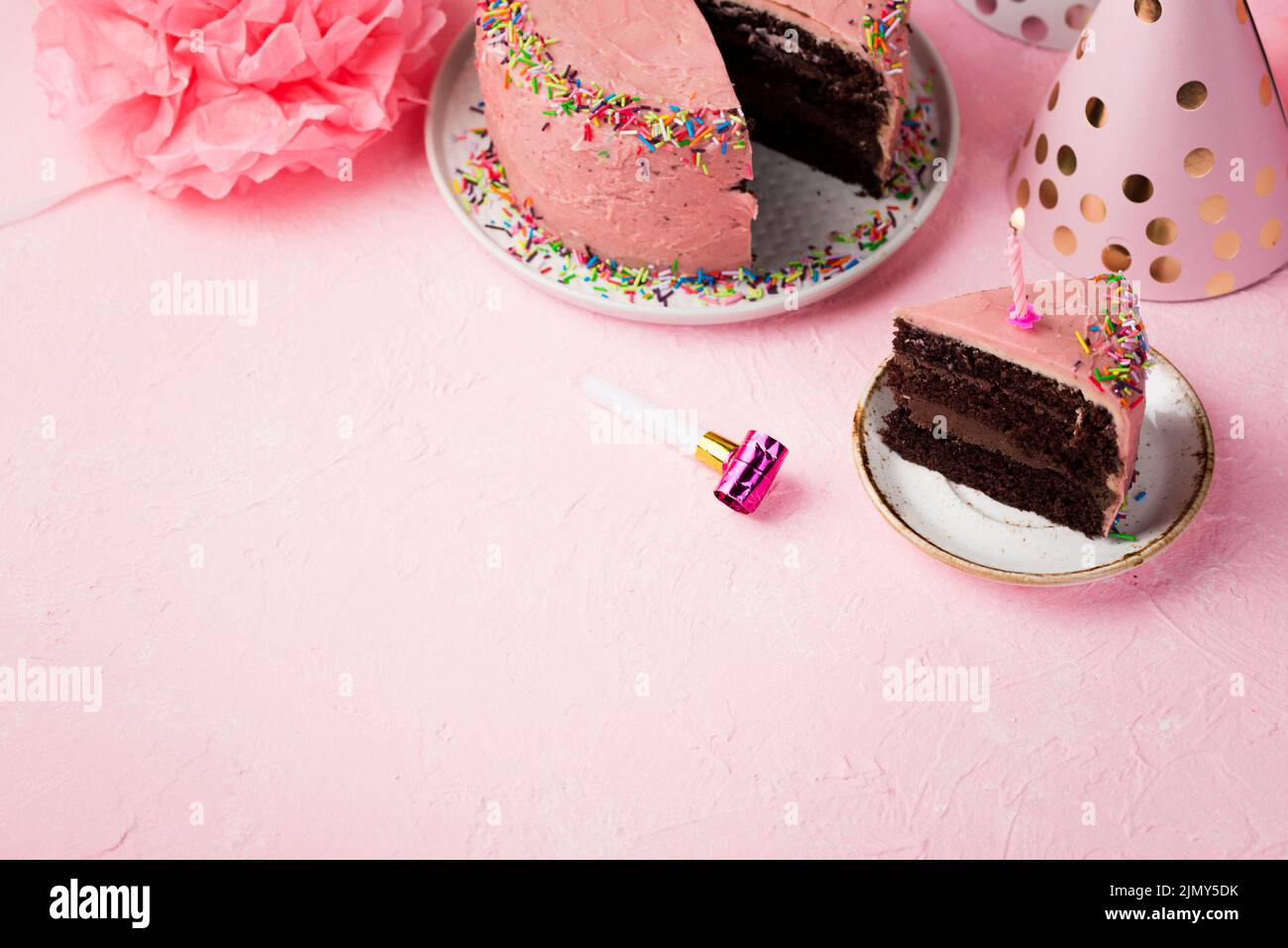 High-Winkel-Rahmen mit Dekorationen rosa Kuchen Stockfoto