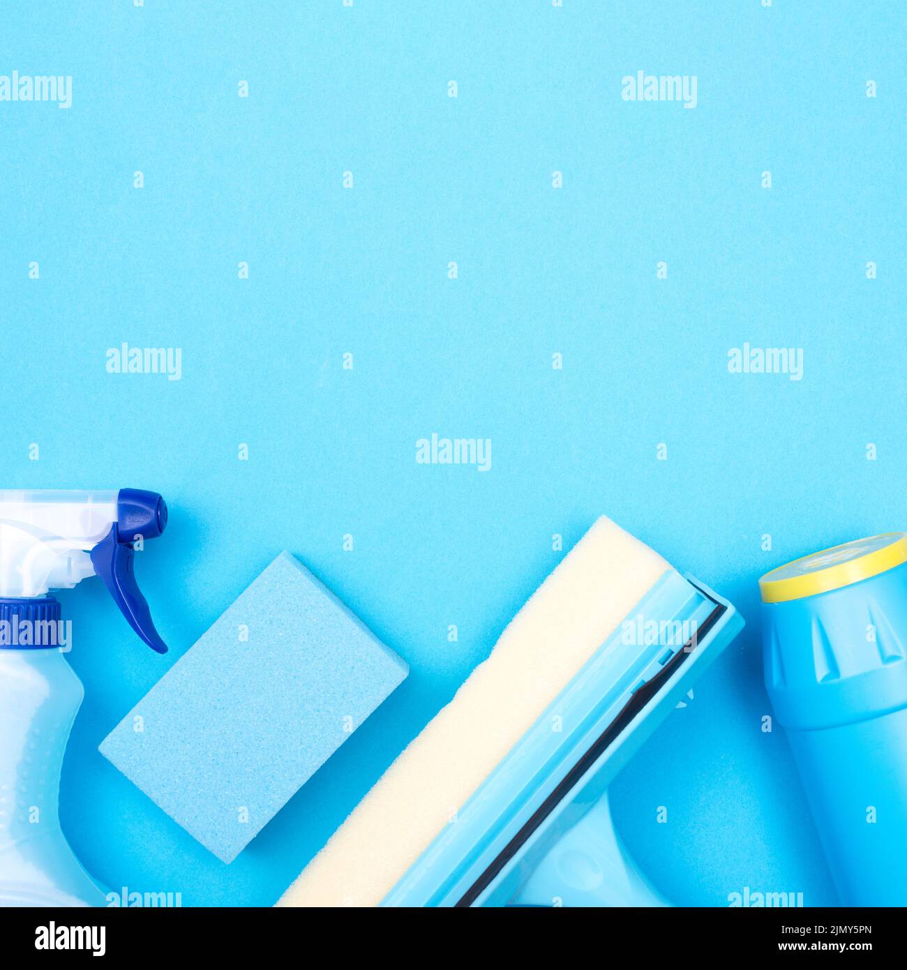 Housekeeping-Konzept mit Reinigungsprodukten Stockfoto