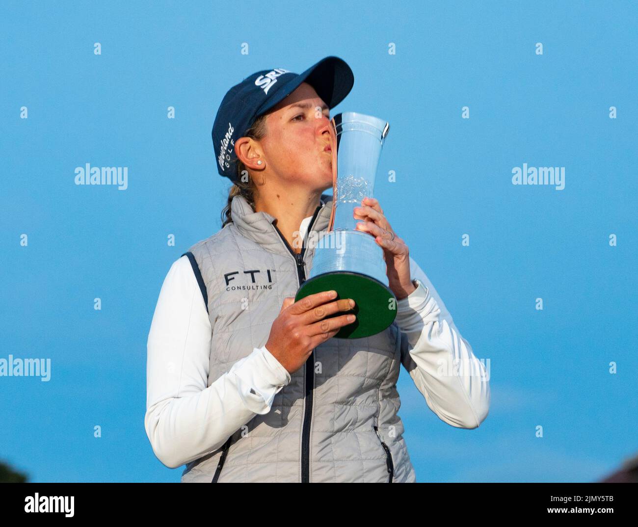 Gullane, Schottland, Großbritannien. 7.. August 2022. Finalrunde der AIG Women’s Open Golf Championship in Muirfield in East Lothian. PIC; Ashleigh Buhai aus Südafrika küsst die Trophäe, nachdem er den Siegerputt auf 4. extra Loch gehalten hat, um heute Abend die AIG Women’s Open in Muirfield zu gewinnen. Sie schlug in Gee Chun aus Südkorea auf dem 4. Extra-Loch (die 18.) in einem Playoff, nachdem beide Spieler zehn unter Par. Iain Masterton/Alamy Live News beendet hatten Stockfoto