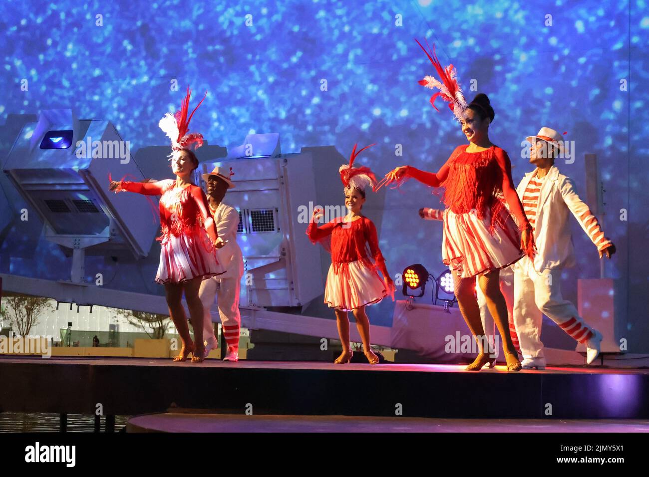 Dubai, VAE - 30. November 2021: Expo 2020. Nationale Tänze im Pavillon von Brasilien. Tänzer in bunten Kostümen während der Karnevalsaufführung Stockfoto